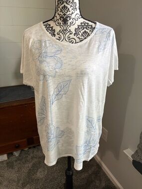 Women’s White Floral Outline Tee - Lightweight Short Sleeve Top